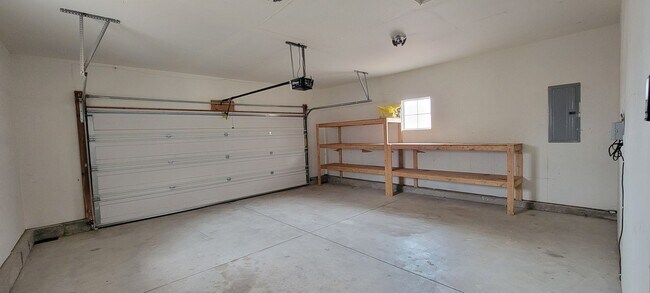 Building Photo - 3 bedroom/2.5 bath home