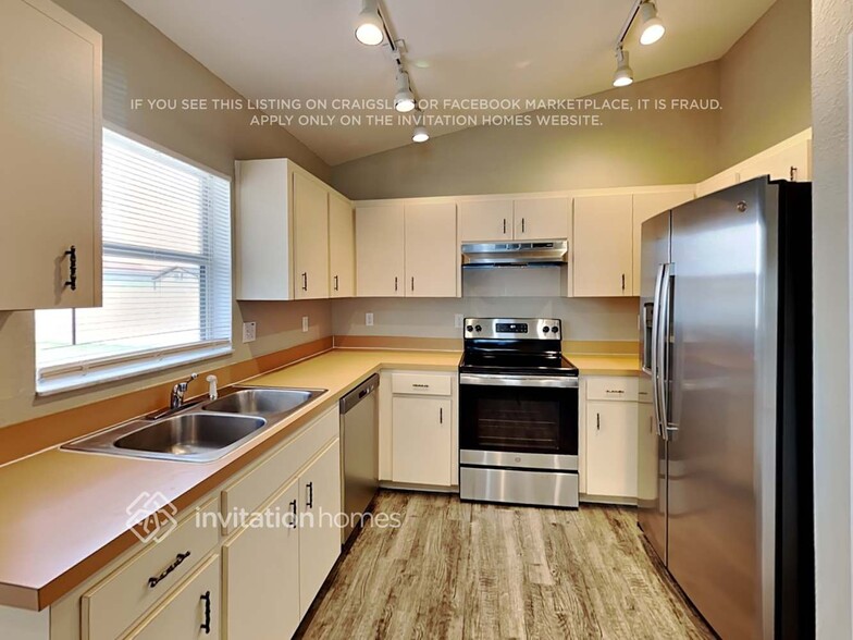 Building Photo - 8657 Pebblebrooke Way