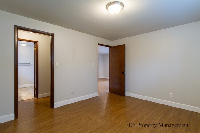 Building Photo - Bellevue Home in Phanton lake Area