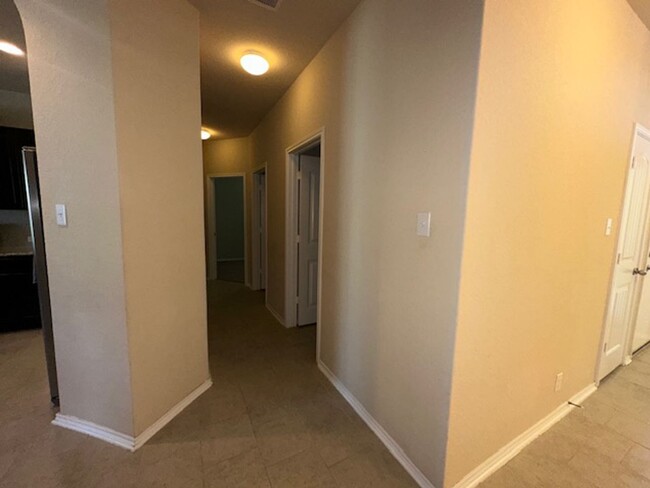 Building Photo - Super Nice Move In Ready 4 Bedroom One Sto...