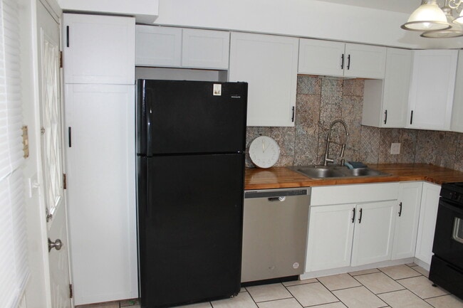 Building Photo - 9071 N Grace Ave