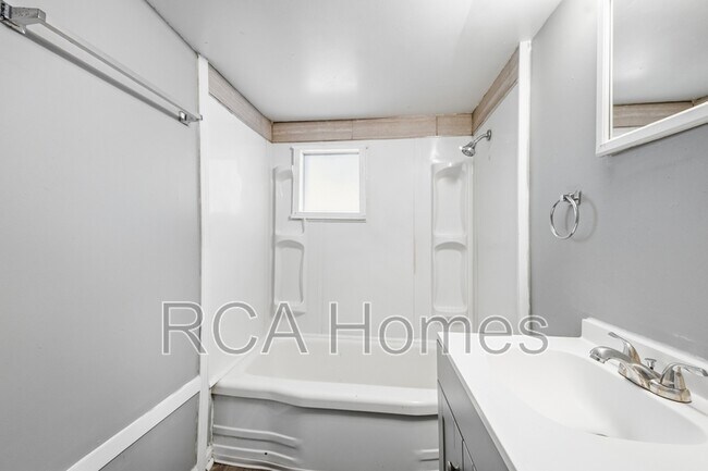 Building Photo - 1358 N Gale St