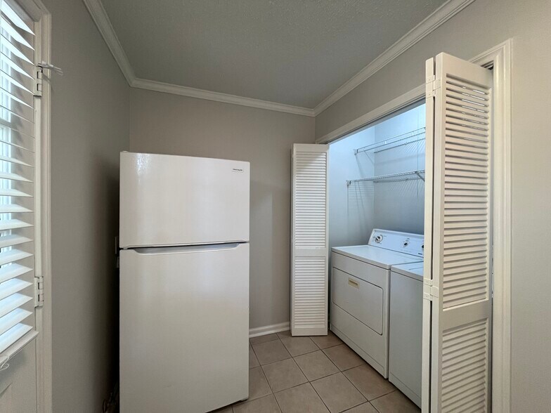 Building Photo - 402 Longwood Ct