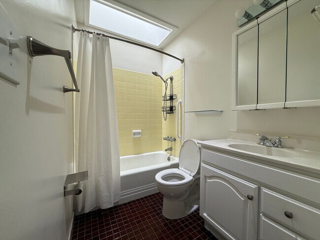 Building Photo - Large and bright condo in the Grossmont Vi...