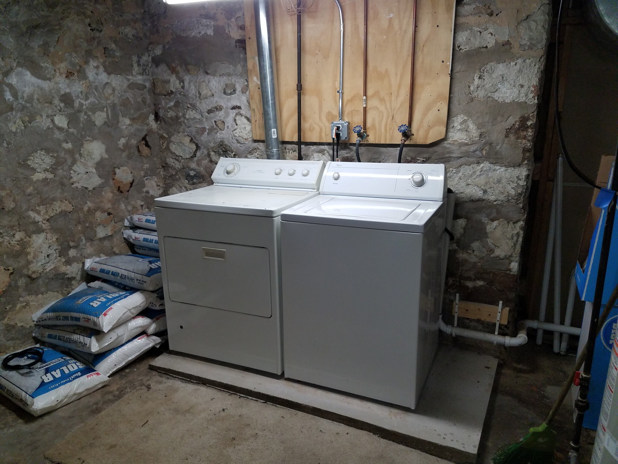 Building Photo - 421 E Lake St