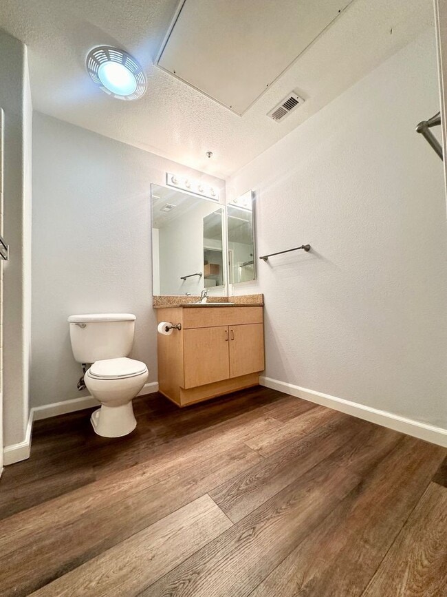 Building Photo - Beautiful One Bedroom Condo in the " Piazza Palermo." building! Pet considered!!