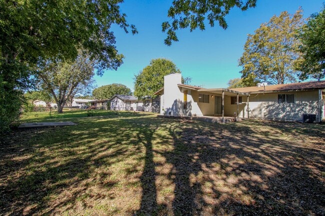 Building Photo - ********Move In Special- 1 Month Free!********