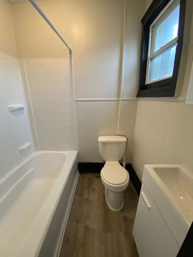 Building Photo - 111-115 Lyell