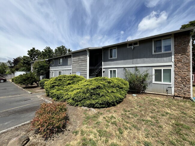 Building Photo - Spacious Corner Apartment with Three Bedrooms, Open Living Space & Modern Kitchen