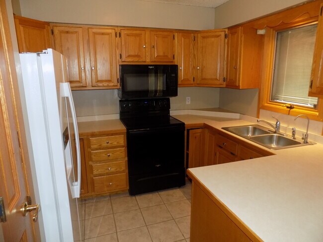 Building Photo - 6012 Fleetwood-