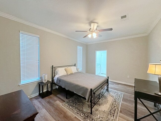 Building Photo - 4 Bedroom Furnished or UnFurnished rental