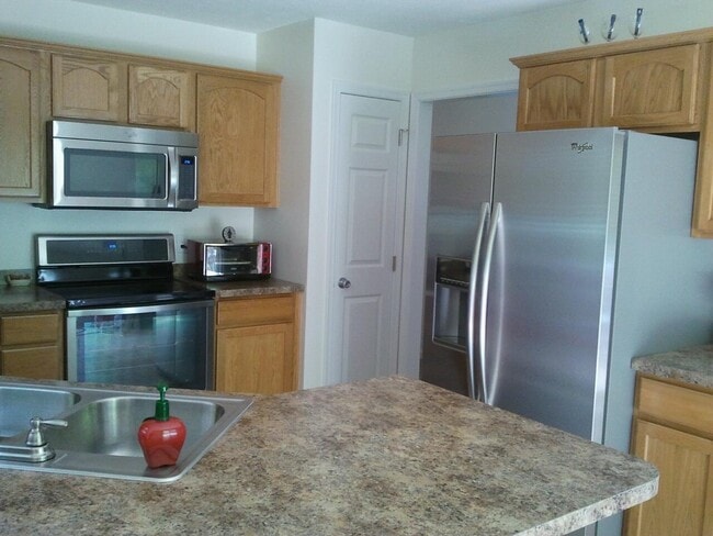 Building Photo - 425 Oakmont Ct