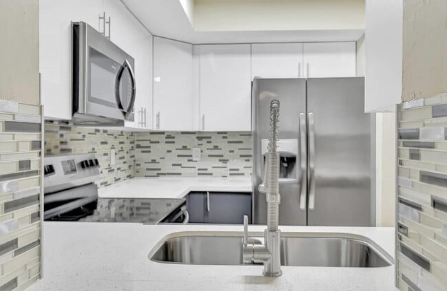 Building Photo - 916 NE 18th St