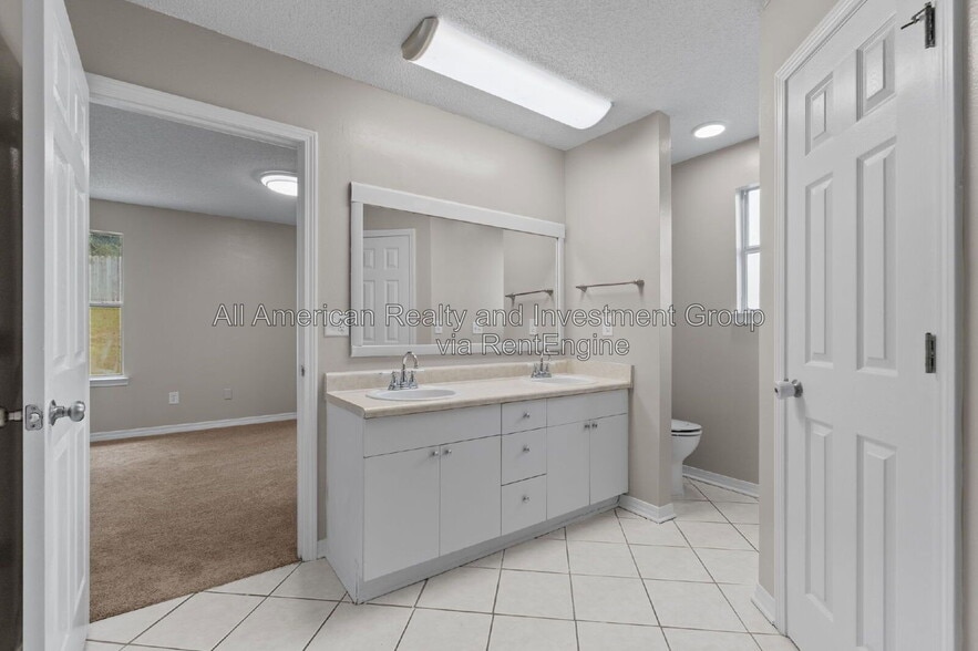 Building Photo - 216 Lustan Dr