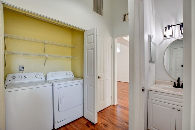 Building Photo - 2 Bedroom 1 full bath in Cedar Lakes