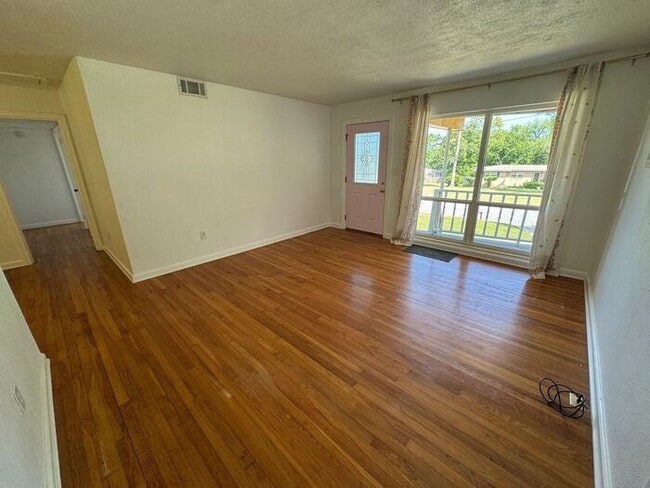 Building Photo - Pensacola - 2 bedroom, 2 bathroom w/ sunro...
