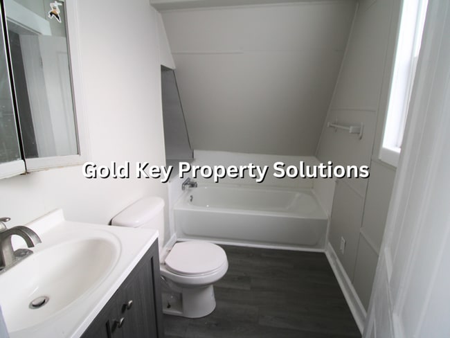 Building Photo - Adorable 3 BR 2 FULL BA House with Fenced Yard and Central Air (SECTION 8 APPROVED)