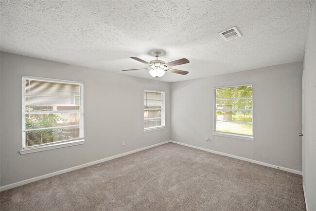 Building Photo - 5822 Glenhurst Dr