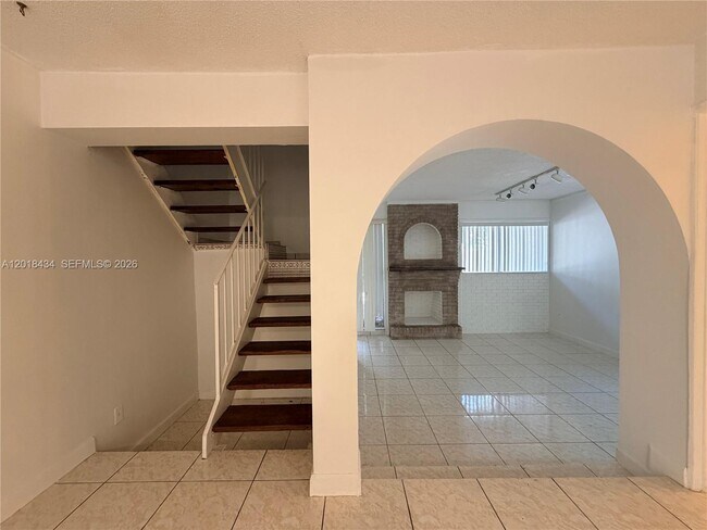 Building Photo - 9155 Fontainebleau Blvd