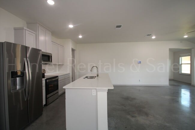 Building Photo - 805 Freedom Cir