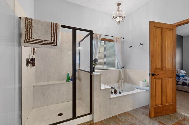 Building Photo - NW Executive Living 3/BD 2.5/BA 3/CG