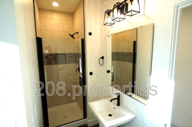 Building Photo - 525 E Violets Cv Ln