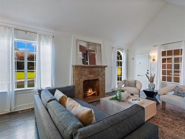 Building Photo - 212 Edgemere Ct