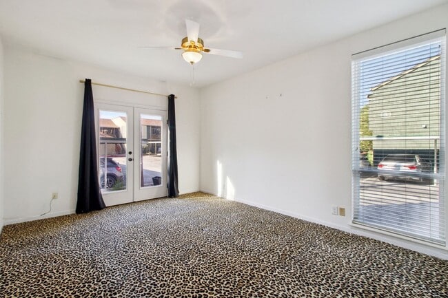 Building Photo - Spacious townhouse for rent! CPS & WATER INCLUDED WITH RENT !