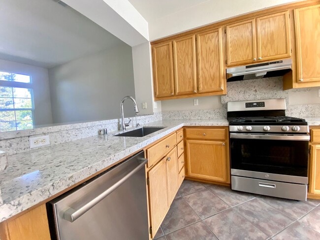 Building Photo - Lovely 3-bedroom Townhome for rent in Frem...