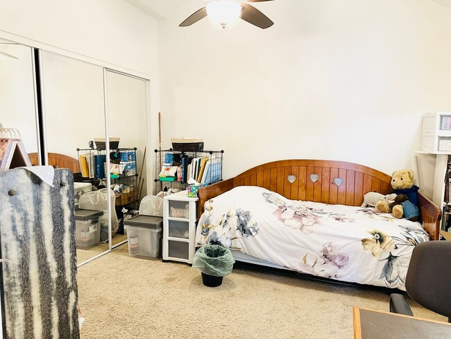 Building Photo - Updated Townhome Close to LLUMC & VA Hospital