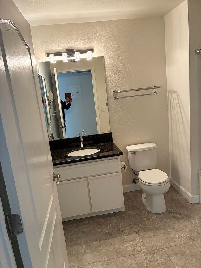 Building Photo - SilverCreek Distinctive Attached 1 BR Home