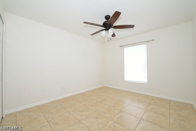 Building Photo - 907 NE 10th Terrace