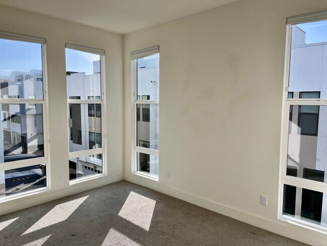 Building Photo - Exclusive Executive Condo in the Heart of ...