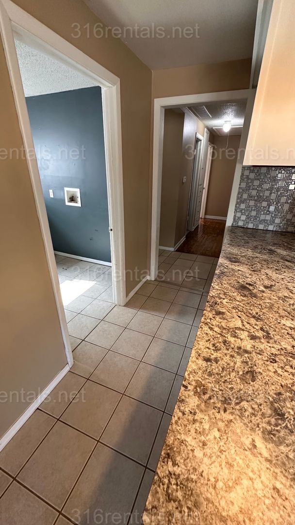 Building Photo - $1250 - 3 bed 1 bath - Single Family Home