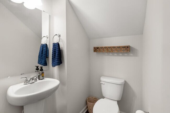 Building Photo - Newer home with Community Pool!
