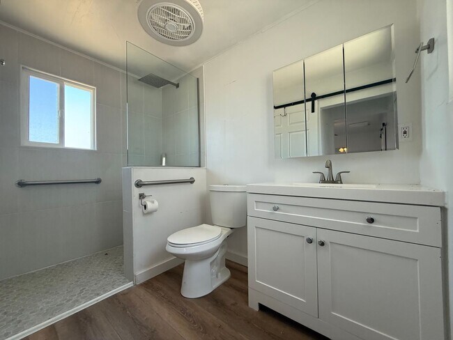 Building Photo - Charming updated home!