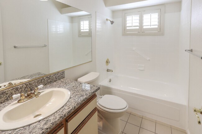 Building Photo - Great 1st Floor 2 Bed Condo