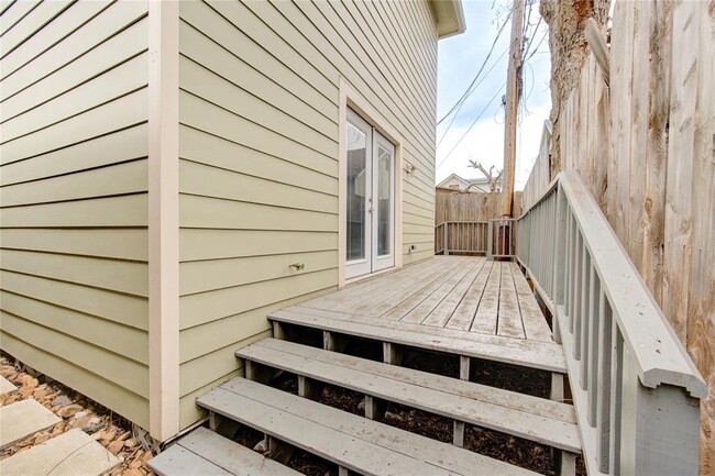 Building Photo - 1418 Studewood St