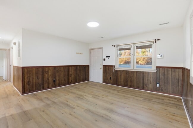 Building Photo - 2610 Hill Dr Cir