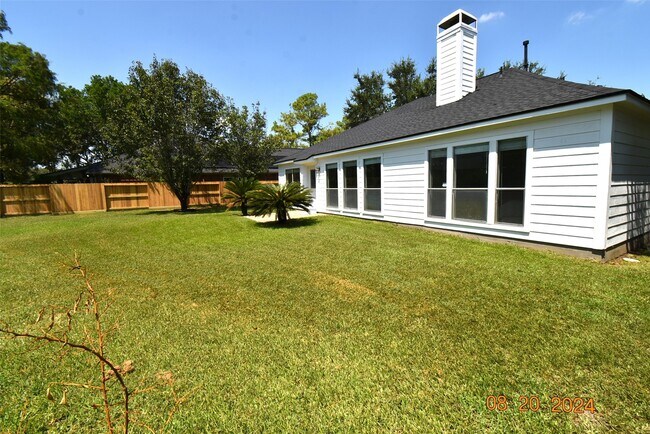 Building Photo - 3806 Vinecrest Dr