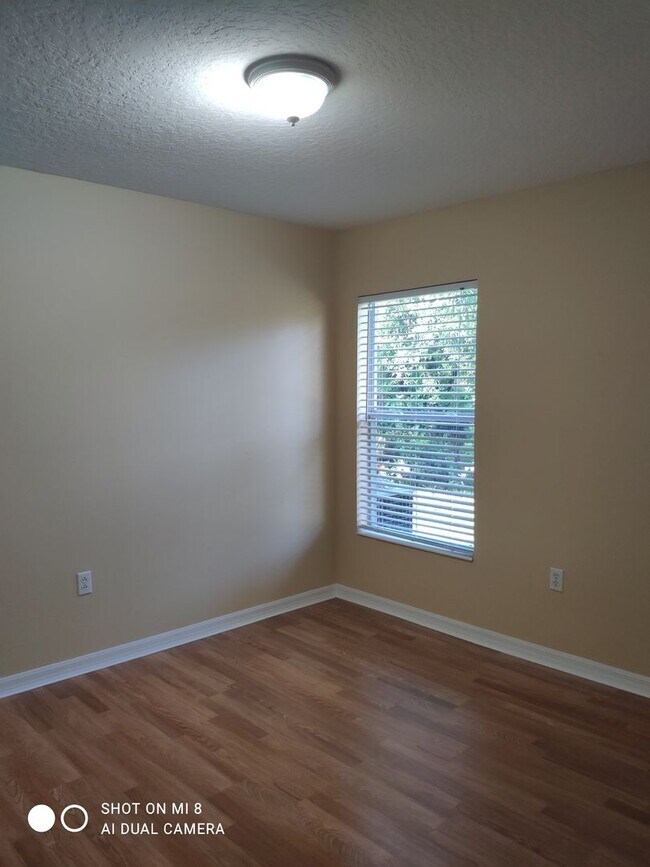 Building Photo - 3/2/2 House with screened in porch, on a c...