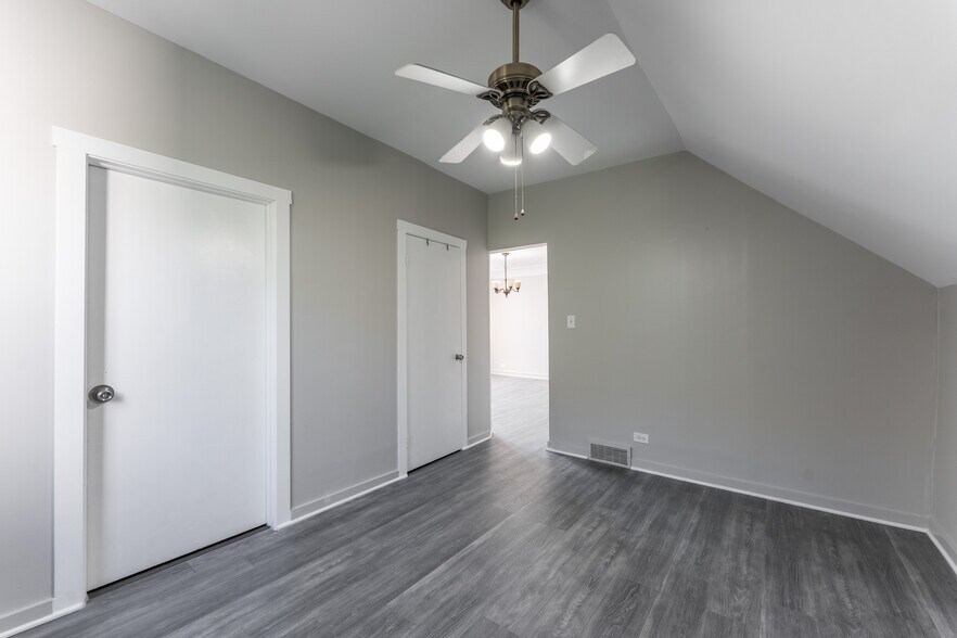 Building Photo - 2853 W Dickens Ave