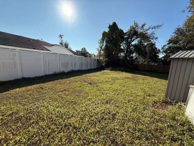 Building Photo - 2/2 Single Family Available Now!