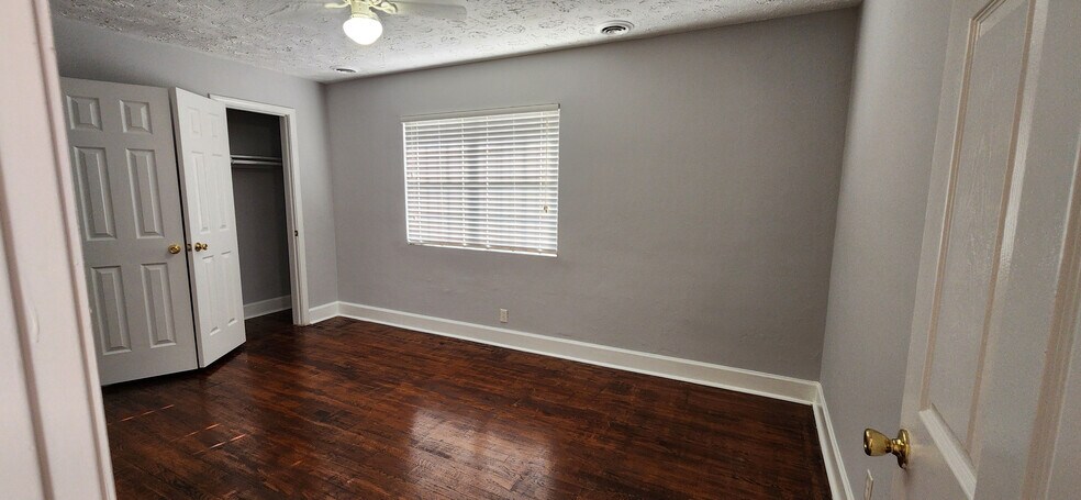 Building Photo - Room in Apartment on 8th St