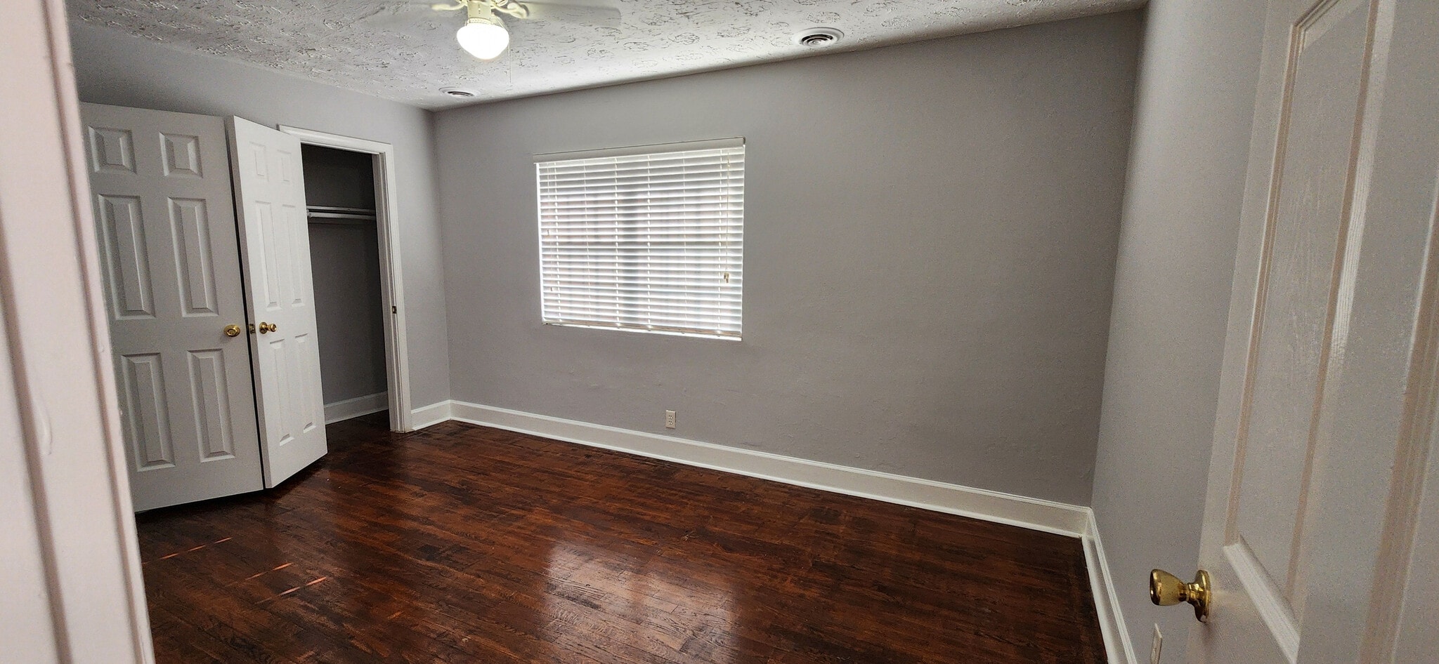Building Photo - Room in Apartment on 8th St