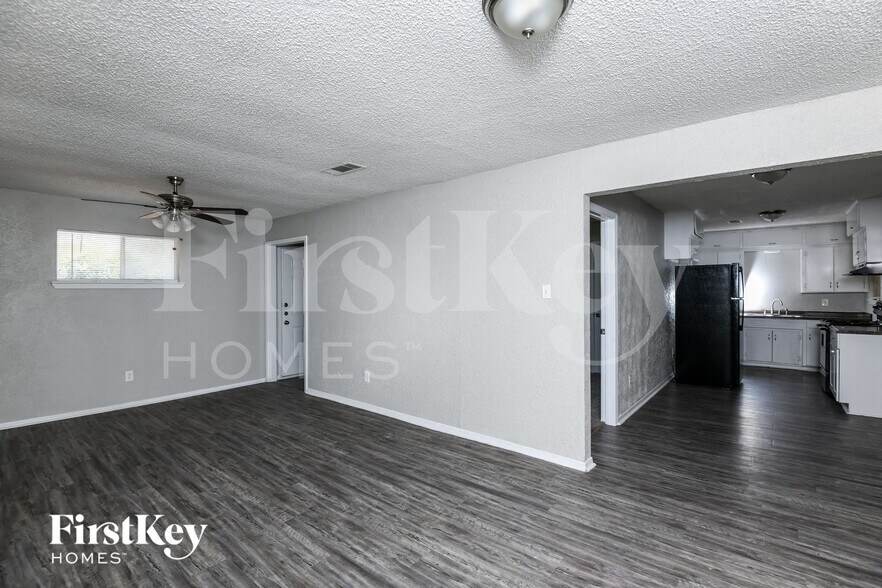 Building Photo - 308 Bluebonnet St