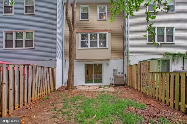 Building Photo - 205 Castleton Pl