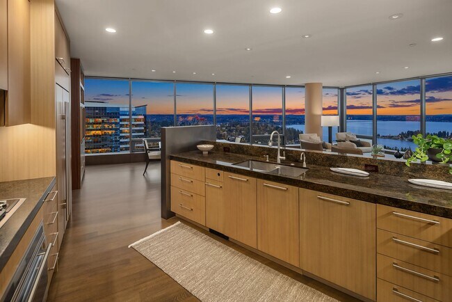 Building Photo - 3Bd/2.5Ba Bellevue Condo