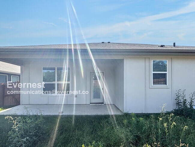 Building Photo - Limited Time Special Offer / 3 Bed, 2 Bath Home with Fenced Yard & Garage / Pet-Friendly / Availa...