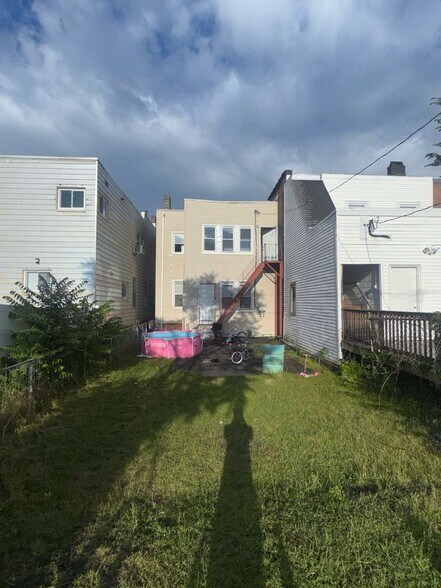 Building Photo - 427 1st St